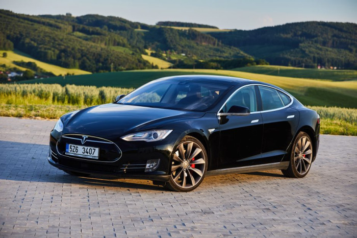 Tesla Model S P85D na operativní leasing