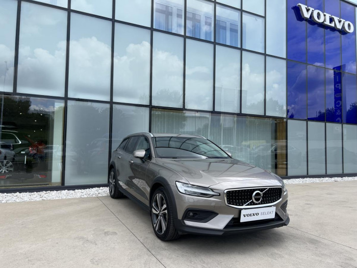 Volvo V60 CROSS COUNTRY B4 AWD AUT 1.maj na operativní leasing