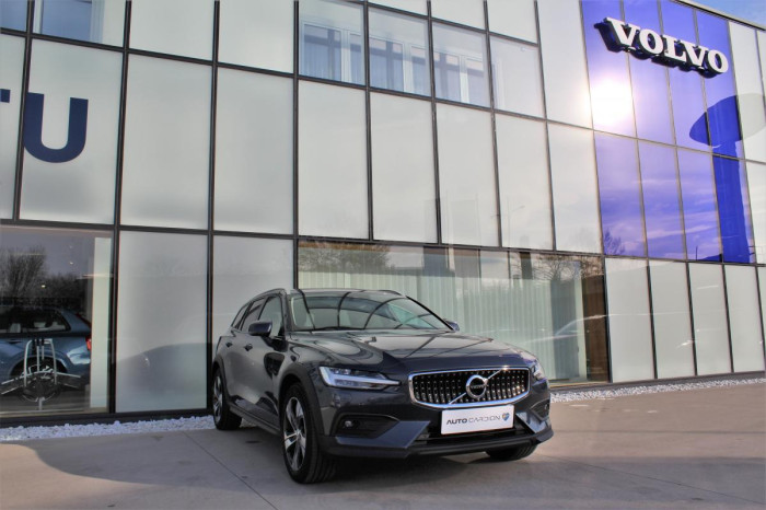 Volvo V60 CC D4 AWD PRO AUT 1.maj. na operativní leasing